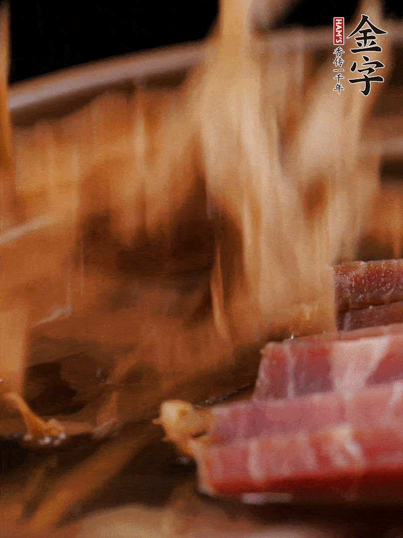 大筒骨、金字火腿、姜片、黃酒一起放入砂鍋，加筍干燉煮40分鐘。（如果家里有高壓鍋，用高壓鍋把高湯壓出來更鮮濃。）