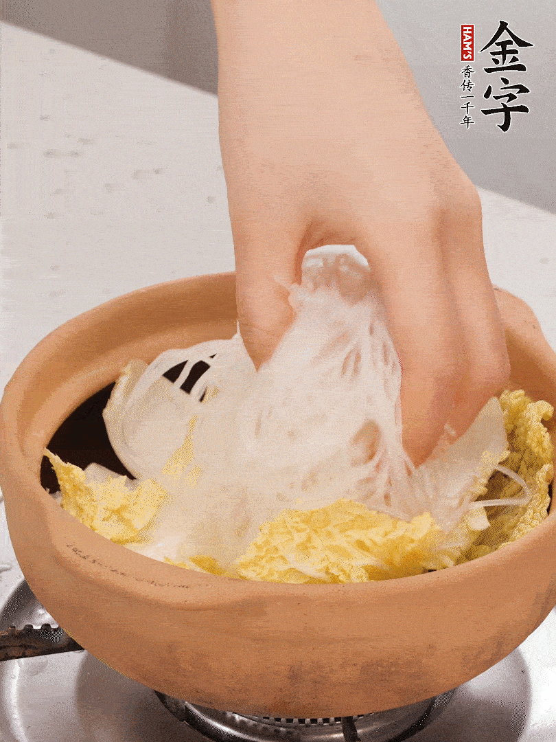 放入提前泡軟的粉絲，蓋上蒜蓉醬汁