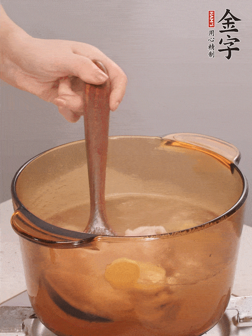 鴨肉、白果、火腿、生姜一起放入砂鍋，清水沒(méi)過(guò)食材，大火燉煮1小時(shí)