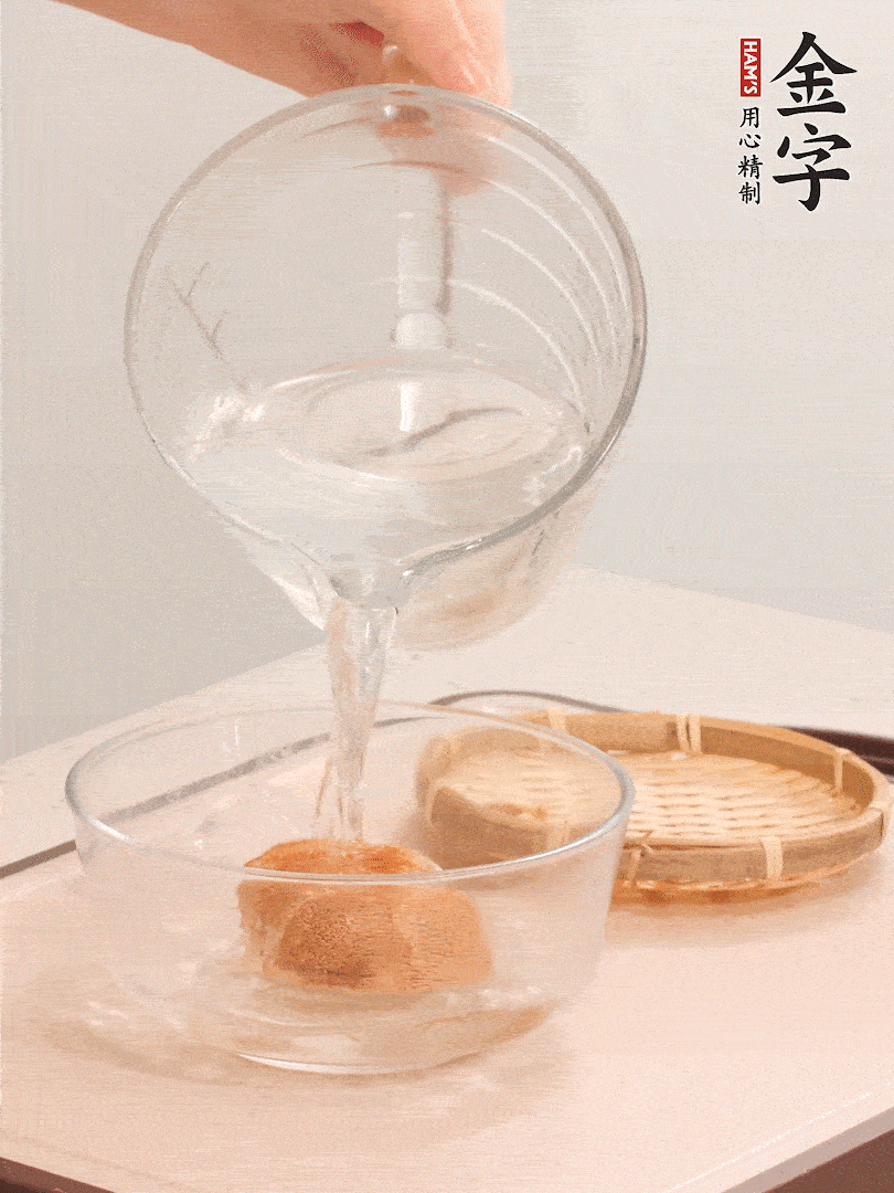 猴頭菇至少泡發(fā)半小時，將浸泡后的黃水擠干；