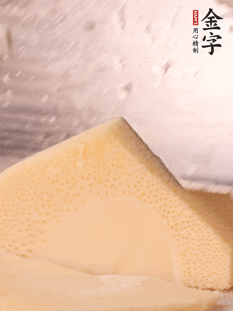 冬筍處理干凈，切滾刀塊，開水焯燙去除澀味