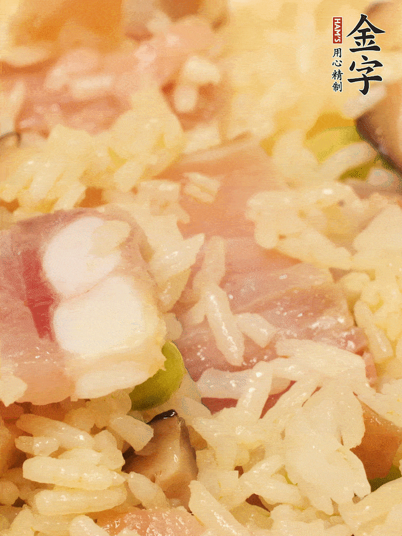 下米飯、蝦米繼續(xù)翻炒