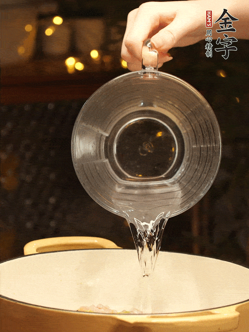 加入120ml水，蓋上蓋子燜幾分鐘撒上蔥花，美美的擺個(gè)盤~