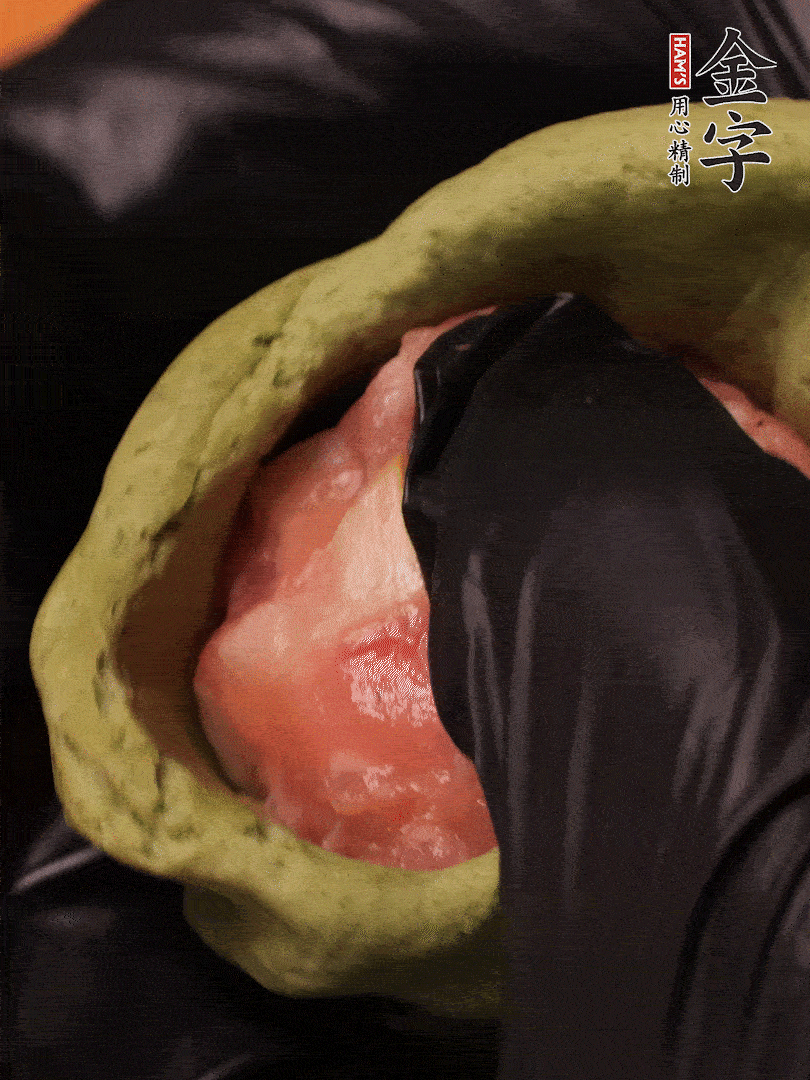 切成小劑子，中間壓個坑，做成碗狀，虎口慢慢收口