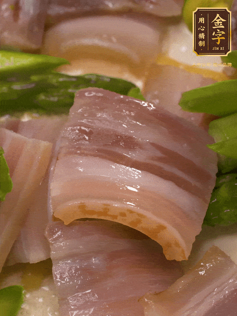 依次下蠶豆、蘆筍、白蘑菇翻炒均勻