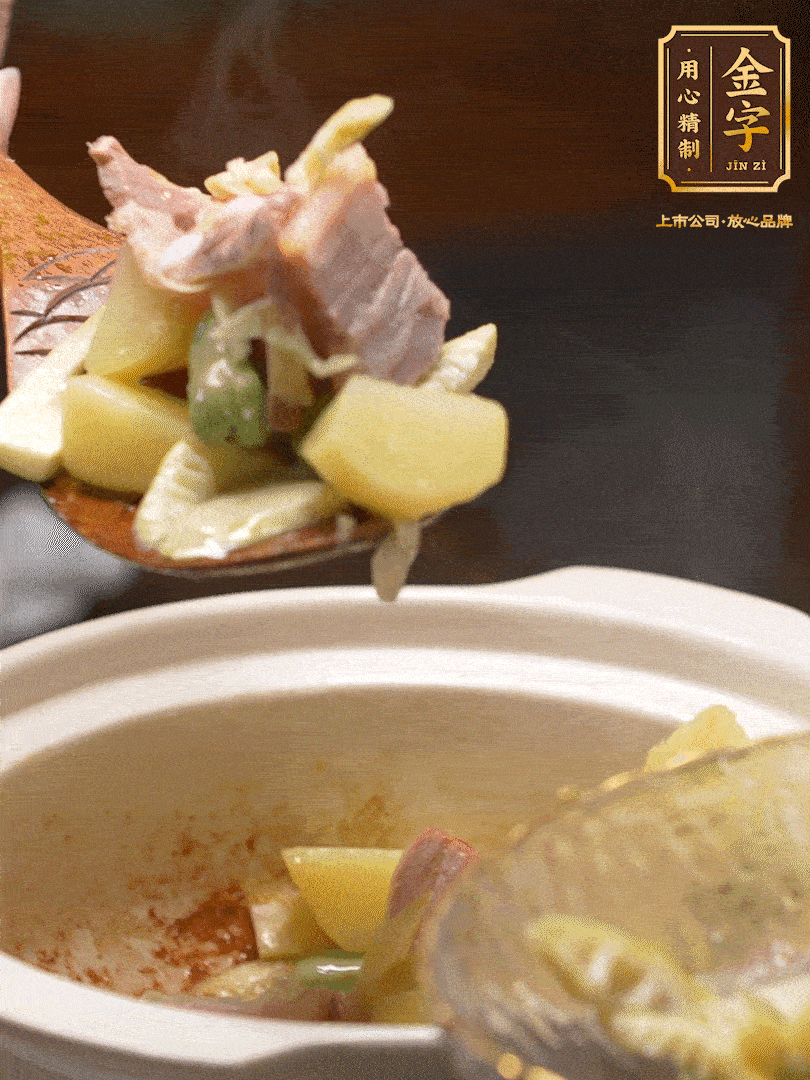 煸出咸肉脂香，再下筍丁、蠶豆。呈出