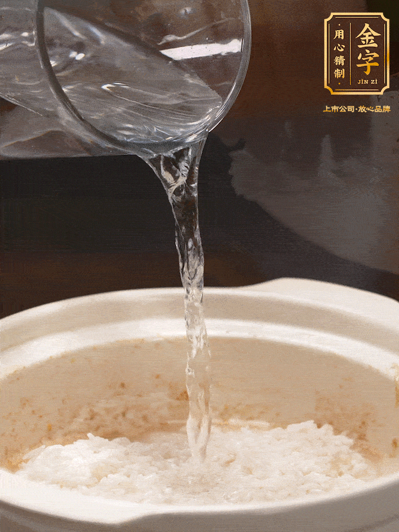 將泡好的米，加水一指，煮至沸騰