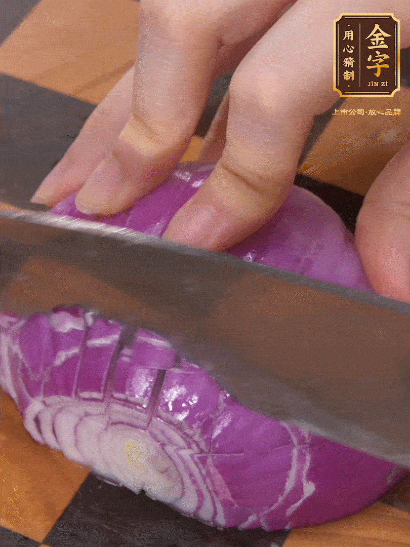 洋蔥切碎、土豆切丁