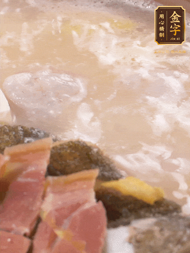 大火煮至沸騰后，轉(zhuǎn)至砂鍋中，繼續(xù)燉煮。這個(gè)時(shí)候可以放入一些自己喜歡吃的配菜比如蝦滑、內(nèi)酯豆腐來添味