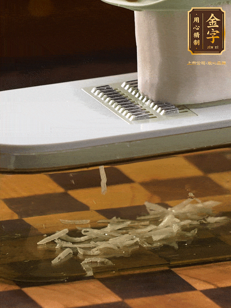 蘿卜切絲 ，加少許的鹽 抓拌均勻后，腌制十五分鐘