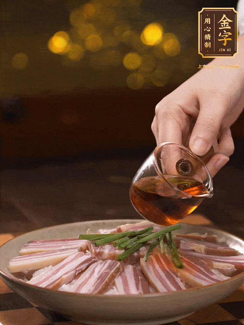 把切好的咸肉，均勻的鋪在蘿卜絲的四周頂部放少許蔥段 淋上少許料酒，放入鍋中 大火蒸二十分鐘