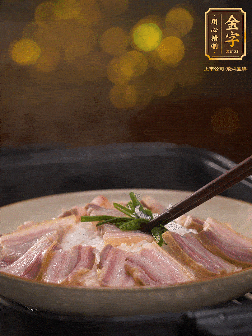 二十分鐘后關(guān)火，去除頂部的蔥段，最后撒上少許的蔥末，就完成了