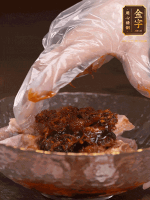 排骨用1勺蠔油、1勺醬油、1勺金字火腿XO醬抓勻腌制半小時(shí)