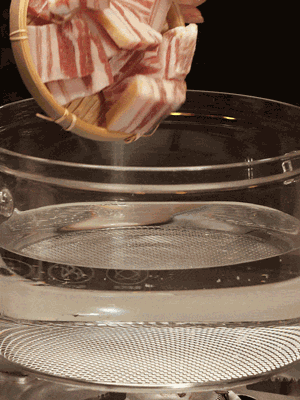 排骨、咸肉，一起下入鍋中，加入蔥，姜，料酒，倒入清水焯水清洗干凈