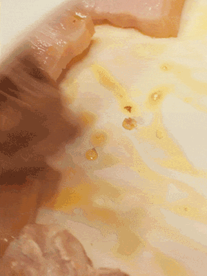 另起一鍋，將咸肉、鮮肉 翻炒出香味