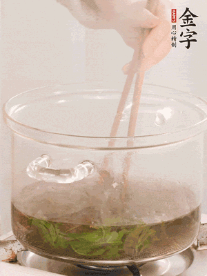 香椿焯水，變色后撈出，切成小段