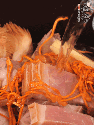 將所有食材一起倒進鍋中，加水沒過食材，燉煮30分鐘即可