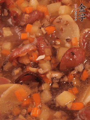 加大半碗水，沒(méi)過(guò)大部分食材