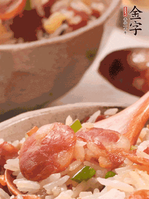 開(kāi)蓋后，沿鍋邊淋2大勺花生油，大火烤出鍋巴。輕輕翻拌一下，撒點(diǎn)蔥花。