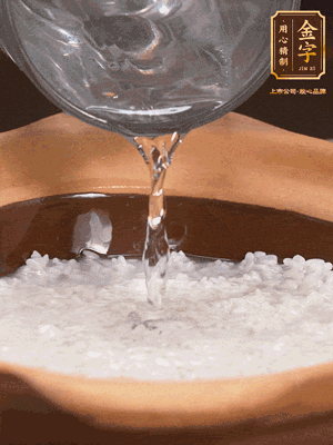 砂鍋底部刷一層油，加入大米和開水，水高1cm,大火燒開后轉(zhuǎn)中火煲5分鐘，到水微收干