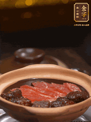 鋪上臘腸和排骨，鍋邊淋一圈油，小火煲10分鐘