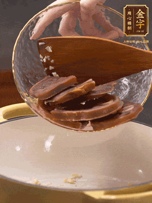 熱油爆香蒜粒、姜粒，加火腿蹄片煸炒一下