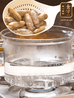煮一鍋沸水，下蟶子汆燙30秒，撈出浸入冰水，取出蟶子肉