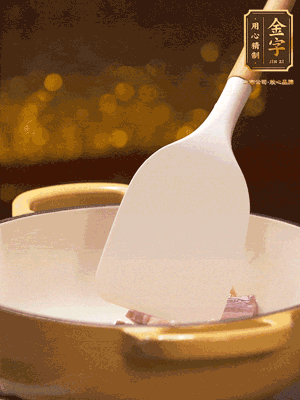 油溫7成熱，下蒜末、咸肉略微煸炒，再下絲瓜