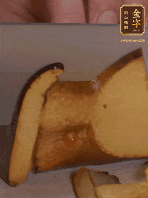 2個牛肝菌切丁，1個牛肝菌切片；金字香腸1根切丁，1根切片