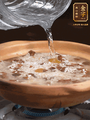 再倒入泡了30分鐘的大米翻拌均勻，加水稍微沒過（米水比例1:1），中火燜煮，到冒大泡，大致5分鐘