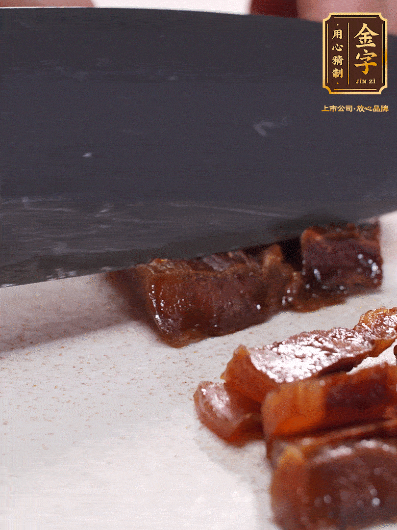 金字臘肉水煮10分鐘，切片