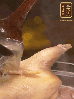 大火燒開后，撇去浮沫。轉(zhuǎn)小火燉2個(gè)小時(shí)