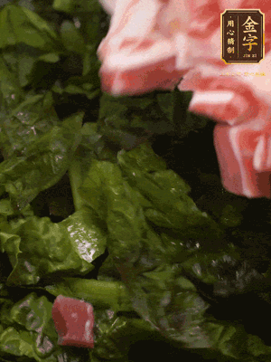 大米淘洗干凈，把食材全部放進去，加適量水攪拌均勻