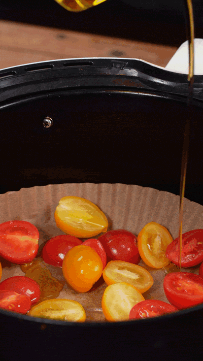 小番茄撒鹽胡椒，空氣炸鍋烤10分鐘至表面變皺