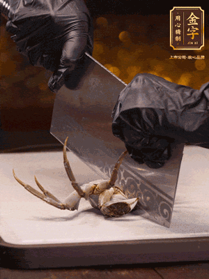 用刷子刷干凈六月黃，一斬二。把蟹蓋、蟹胃拿出來(lái)。