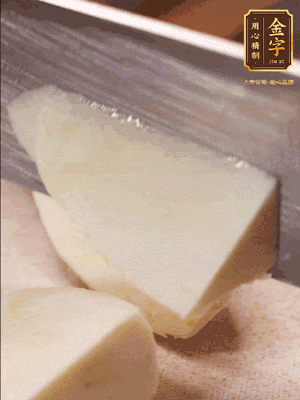 茭白去殼，底部一層老皮刨掉，切成滾刀塊