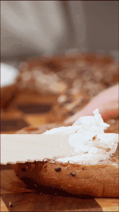 貝果在烤箱中180度復(fù)烤5分鐘，涂上芝士