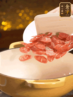 鍋里放油，香腸煸炒出多余的油脂，然后放小米辣