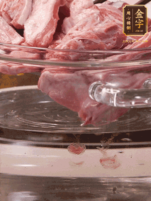 羊排清水洗凈，冷水浸泡30分鐘-2個小時，去除血沫。冷水下鍋，小火加熱析出血水后洗凈備用