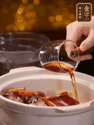 羊排、火腿、姜片一起入砂鍋，大火煮到沸騰