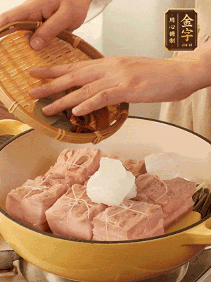 五花肉皮朝下，桂皮、八角、香葉、冰糖、生抽、花雕酒