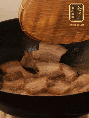 鍋中少油，翻炒五花肉