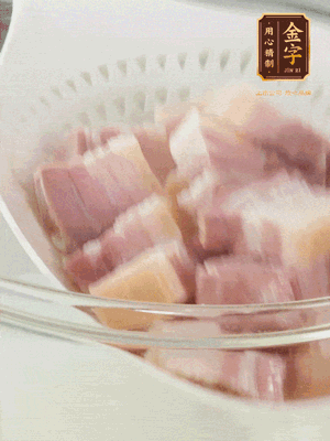 金字淡咸肉、排骨分別加料酒、蔥、姜冷水下鍋焯水，水開撇去浮沫撈出。