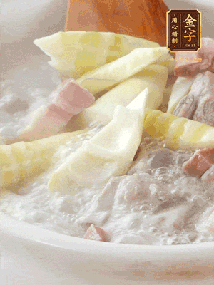 開蓋后放春筍，小火慢篤20分鐘左右，出鍋后盛出。