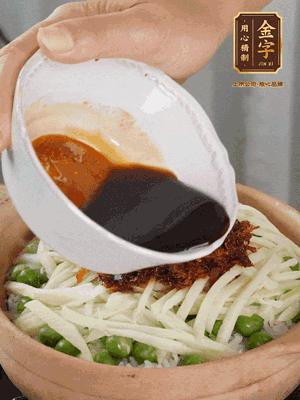 繼續(xù)小火燜3分鐘，淋上XO醬攪拌均勻。
