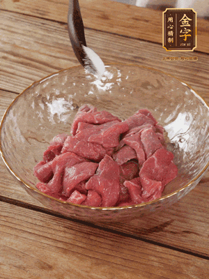 牛肉切丁，加黑胡椒海鹽、橄欖油腌10分鐘