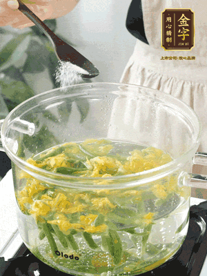 水開后，加鹽、黃瓜花焯水30秒