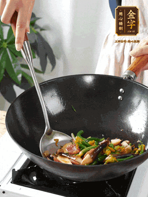 煸香蒜末，下香腸翻炒均勻，再依次下雞縱菌、黃瓜花