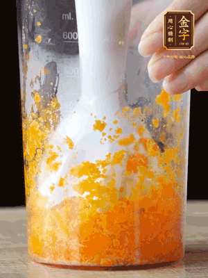 加玉米油、水怡、水揉搓成細(xì)膩的面團(tuán)。松弛半小時(shí)后，分成37g一個(gè)