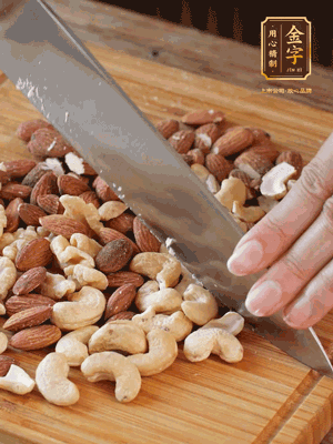 熟堅(jiān)果切成大顆粒，加入杏仁片、白芝麻、火腿絲、熟糯米粉、玫瑰花醬、花生油、水怡攪拌均勻，捏成52g一個(gè)的小球